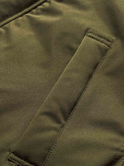 製品画像
"ラムファー フライトジャケット 厚手、スタンドカラーとラムファー裏地で暖かさを提供、ダブルインサートポケットが実用性を高め、レトロなフライトジャケットデザイン"
詳細画像
"ラムファー フライトジャケットのディテール、スタンドカラーで寒さから守り、ラムファー素材が柔らかく優れた保温性を提供、ダブルインサートポケットとレトロな飛行士スタイルの留め具デザイン"