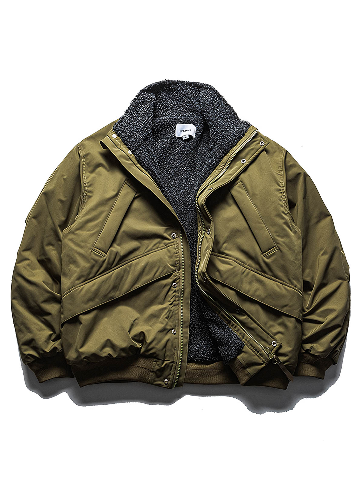 製品画像
"ラムファー フライトジャケット 厚手、スタンドカラーとラムファー裏地で暖かさを提供、ダブルインサートポケットが実用性を高め、レトロなフライトジャケットデザイン"
詳細画像
"ラムファー フライトジャケットのディテール、スタンドカラーで寒さから守り、ラムファー素材が柔らかく優れた保温性を提供、ダブルインサートポケットとレトロな飛行士スタイルの留め具デザイン"