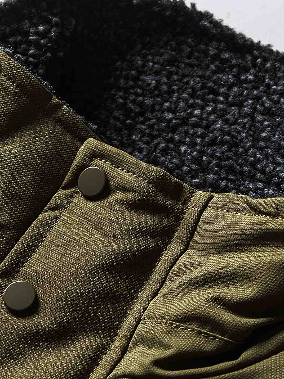 製品画像
"ラムファー フライトジャケット 厚手、スタンドカラーとラムファー裏地で暖かさを提供、ダブルインサートポケットが実用性を高め、レトロなフライトジャケットデザイン"
詳細画像
"ラムファー フライトジャケットのディテール、スタンドカラーで寒さから守り、ラムファー素材が柔らかく優れた保温性を提供、ダブルインサートポケットとレトロな飛行士スタイルの留め具デザイン"