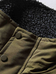 製品画像
"ラムファー フライトジャケット 厚手、スタンドカラーとラムファー裏地で暖かさを提供、ダブルインサートポケットが実用性を高め、レトロなフライトジャケットデザイン"
詳細画像
"ラムファー フライトジャケットのディテール、スタンドカラーで寒さから守り、ラムファー素材が柔らかく優れた保温性を提供、ダブルインサートポケットとレトロな飛行士スタイルの留め具デザイン"