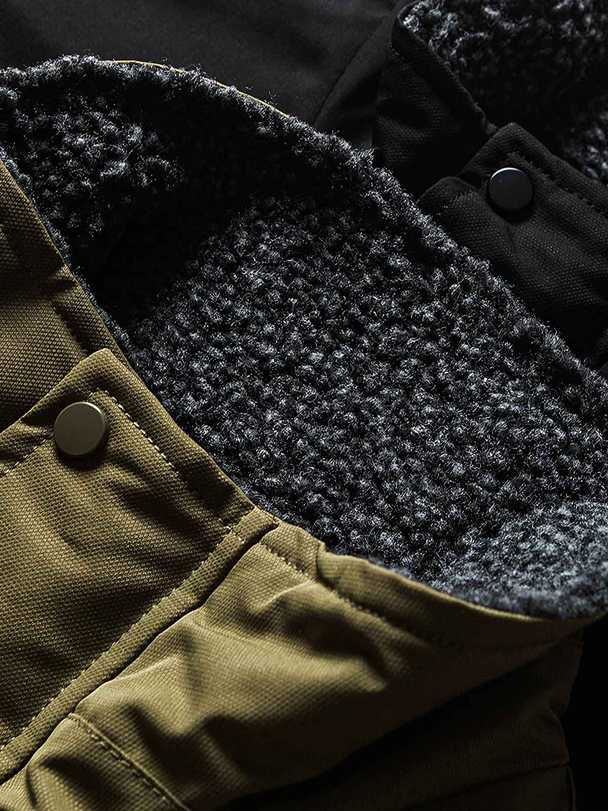 製品画像
"ラムファー フライトジャケット 厚手、スタンドカラーとラムファー裏地で暖かさを提供、ダブルインサートポケットが実用性を高め、レトロなフライトジャケットデザイン"
詳細画像
"ラムファー フライトジャケットのディテール、スタンドカラーで寒さから守り、ラムファー素材が柔らかく優れた保温性を提供、ダブルインサートポケットとレトロな飛行士スタイルの留め具デザイン"