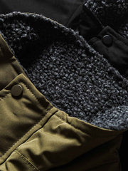 製品画像
"ラムファー フライトジャケット 厚手、スタンドカラーとラムファー裏地で暖かさを提供、ダブルインサートポケットが実用性を高め、レトロなフライトジャケットデザイン"
詳細画像
"ラムファー フライトジャケットのディテール、スタンドカラーで寒さから守り、ラムファー素材が柔らかく優れた保温性を提供、ダブルインサートポケットとレトロな飛行士スタイルの留め具デザイン"