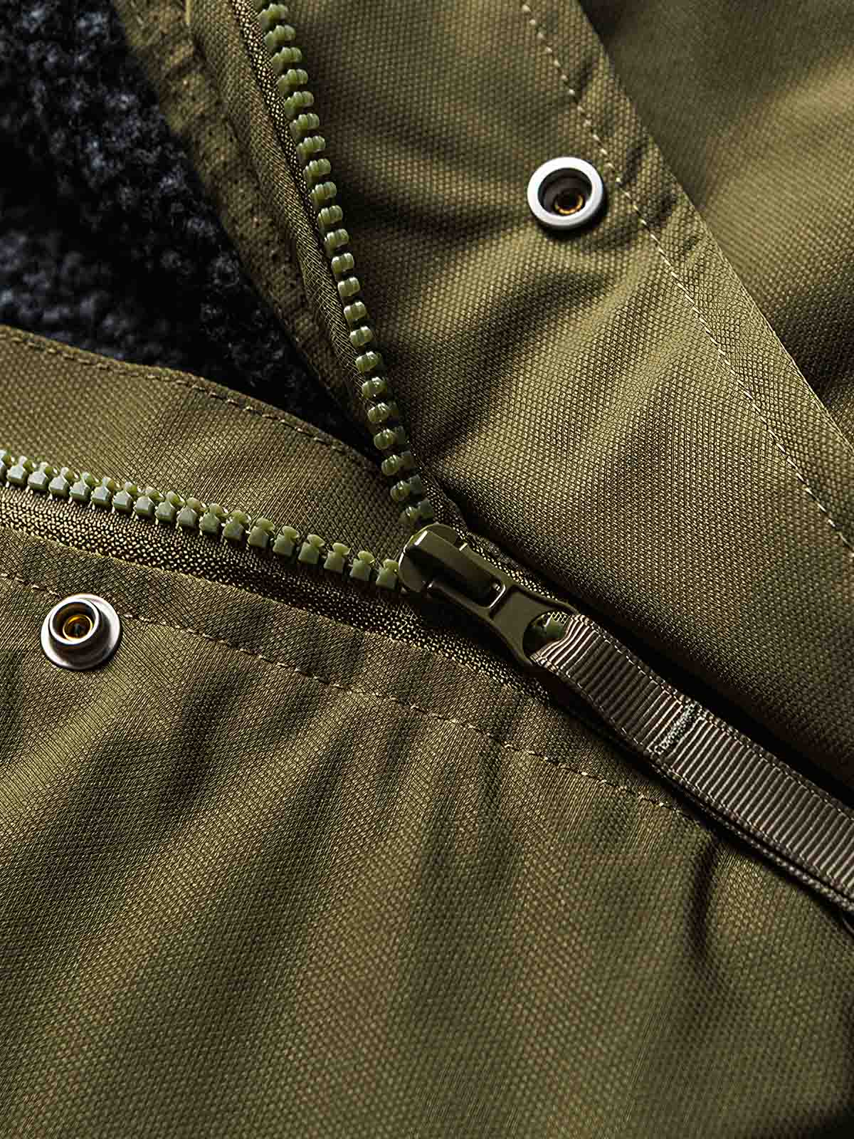 製品画像
"ラムファー フライトジャケット 厚手、スタンドカラーとラムファー裏地で暖かさを提供、ダブルインサートポケットが実用性を高め、レトロなフライトジャケットデザイン"
詳細画像
"ラムファー フライトジャケットのディテール、スタンドカラーで寒さから守り、ラムファー素材が柔らかく優れた保温性を提供、ダブルインサートポケットとレトロな飛行士スタイルの留め具デザイン"