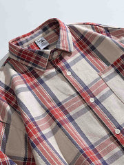 チェック柄とバッジのディテール