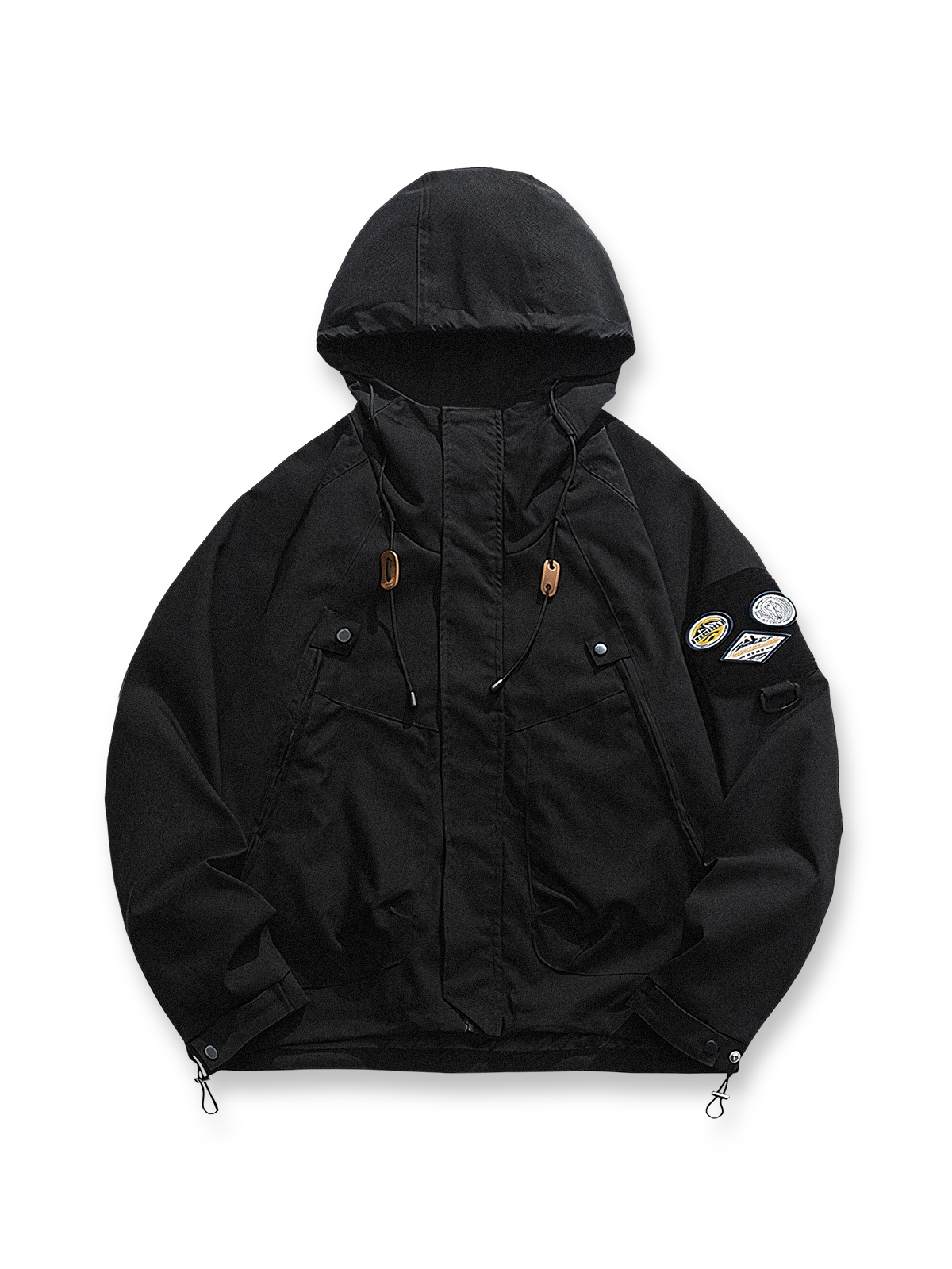 製品画像: エポレット付きフードワークジャケットの正面展示。ミリタリー風デザインと実用性を兼ね備え、防風・防水機能でアウトドアにも最適。エポレットと多機能パッチが特徴的。
詳細画像: エポレットディテールと袖口のパッチ、ドローコード付き裾の調整可能なデザインが際立つ。軽量で着やすい100%ポリエステル素材が防風・防水機能を提供。