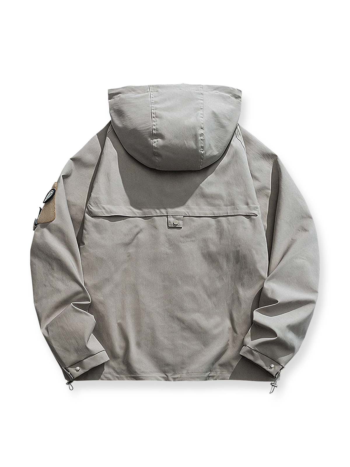 製品画像: エポレット付きフードワークジャケットの正面展示。ミリタリー風デザインと実用性を兼ね備え、防風・防水機能でアウトドアにも最適。エポレットと多機能パッチが特徴的。
詳細画像: エポレットディテールと袖口のパッチ、ドローコード付き裾の調整可能なデザインが際立つ。軽量で着やすい100%ポリエステル素材が防風・防水機能を提供。