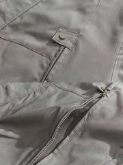 製品画像: エポレット付きフードワークジャケットの正面展示。ミリタリー風デザインと実用性を兼ね備え、防風・防水機能でアウトドアにも最適。エポレットと多機能パッチが特徴的。
詳細画像: エポレットディテールと袖口のパッチ、ドローコード付き裾の調整可能なデザインが際立つ。軽量で着やすい100%ポリエステル素材が防風・防水機能を提供。