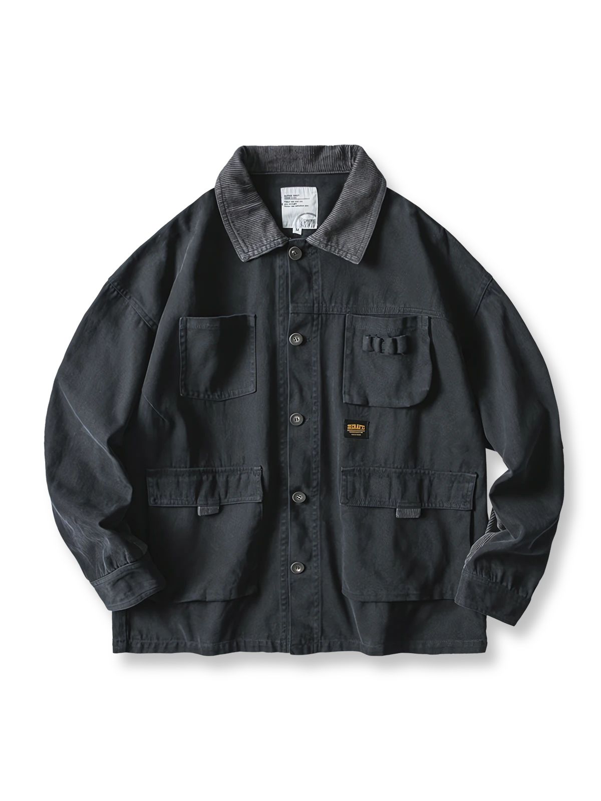 製品画像
"多ポケットカーゴジャケット、アメリカンヴィンテージとミリタリースタイルを融合したデザイン、100%コットンの生地で作られた厚みのあるジャケット、コーデュロイの襟と肘パッチが特徴的な個性的なデザイン"
詳細画像
"コーデュロイ襟と肘パッチが施された多ポケットカーゴジャケット、クラシックなミリタリースタイルにアメリカンヴィンテージデザインを取り入れ、大きな前ポケットで実用性も兼ね備えたディテール"