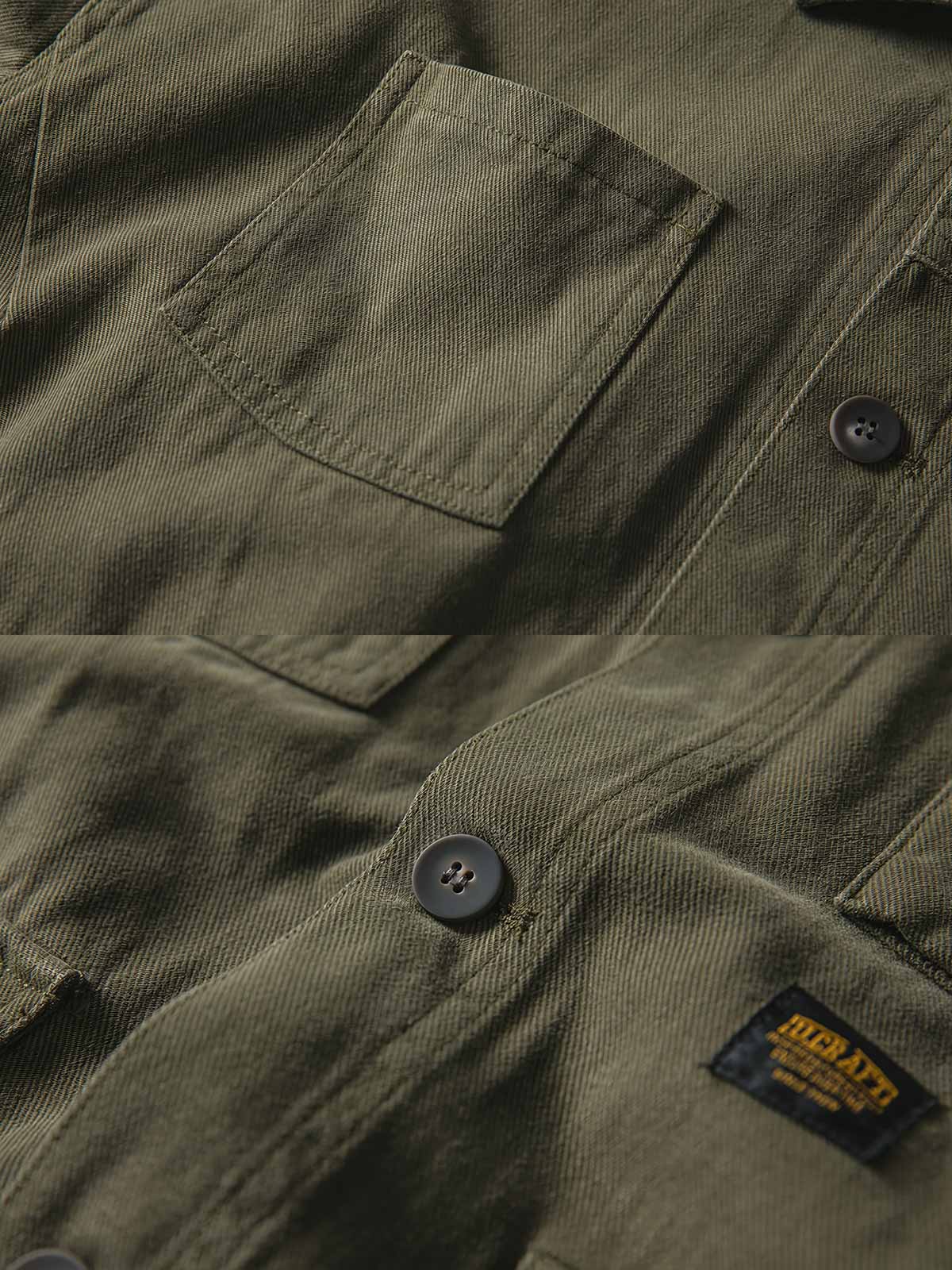 製品画像
"多ポケットカーゴジャケット、アメリカンヴィンテージとミリタリースタイルを融合したデザイン、100%コットンの生地で作られた厚みのあるジャケット、コーデュロイの襟と肘パッチが特徴的な個性的なデザイン"
詳細画像
"コーデュロイ襟と肘パッチが施された多ポケットカーゴジャケット、クラシックなミリタリースタイルにアメリカンヴィンテージデザインを取り入れ、大きな前ポケットで実用性も兼ね備えたディテール"