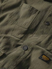 製品画像
"多ポケットカーゴジャケット、アメリカンヴィンテージとミリタリースタイルを融合したデザイン、100%コットンの生地で作られた厚みのあるジャケット、コーデュロイの襟と肘パッチが特徴的な個性的なデザイン"
詳細画像
"コーデュロイ襟と肘パッチが施された多ポケットカーゴジャケット、クラシックなミリタリースタイルにアメリカンヴィンテージデザインを取り入れ、大きな前ポケットで実用性も兼ね備えたディテール"