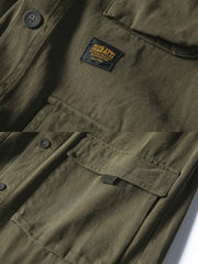 製品画像
"多ポケットカーゴジャケット、アメリカンヴィンテージとミリタリースタイルを融合したデザイン、100%コットンの生地で作られた厚みのあるジャケット、コーデュロイの襟と肘パッチが特徴的な個性的なデザイン"
詳細画像
"コーデュロイ襟と肘パッチが施された多ポケットカーゴジャケット、クラシックなミリタリースタイルにアメリカンヴィンテージデザインを取り入れ、大きな前ポケットで実用性も兼ね備えたディテール"