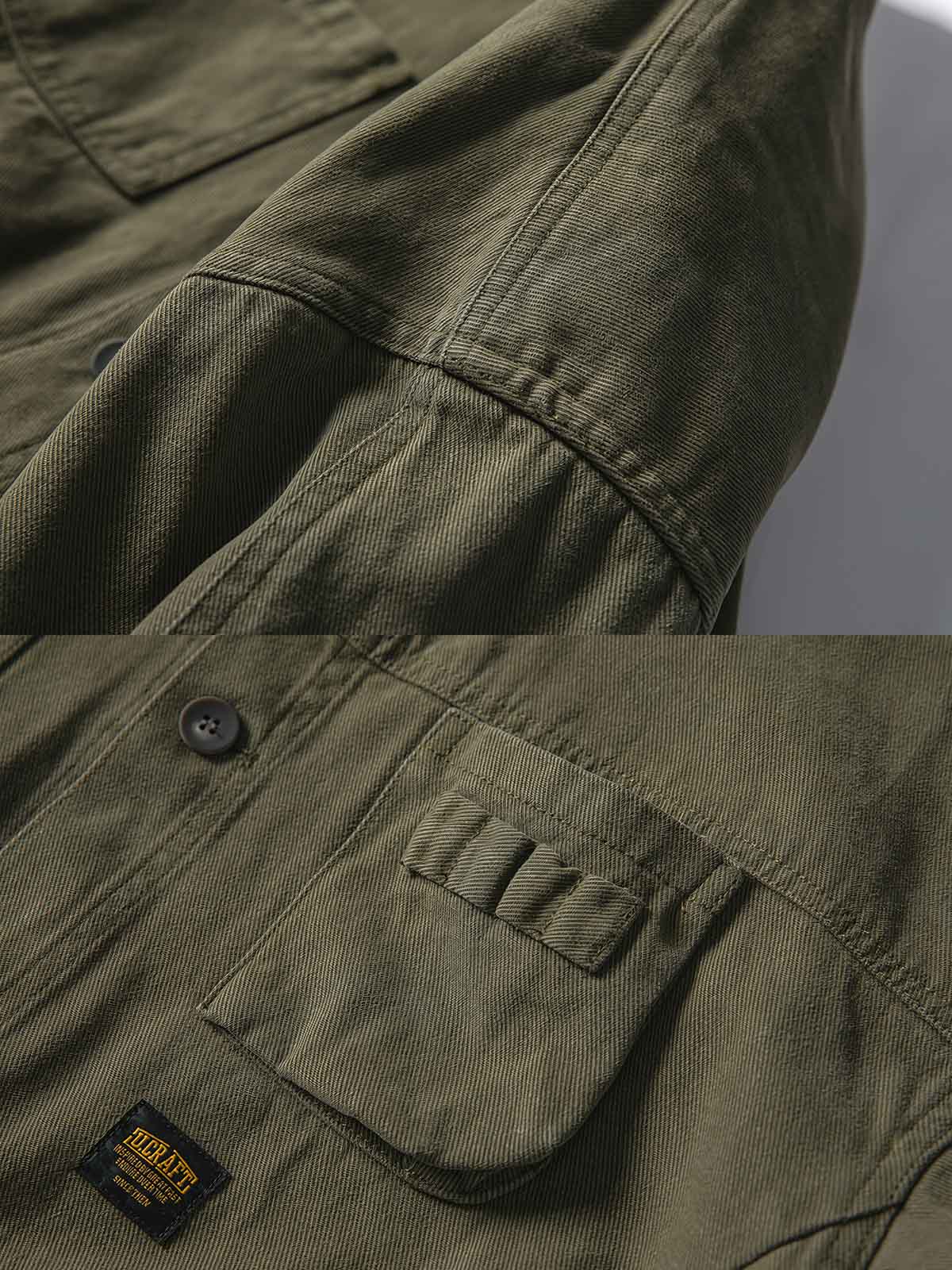 製品画像
"多ポケットカーゴジャケット、アメリカンヴィンテージとミリタリースタイルを融合したデザイン、100%コットンの生地で作られた厚みのあるジャケット、コーデュロイの襟と肘パッチが特徴的な個性的なデザイン"
詳細画像
"コーデュロイ襟と肘パッチが施された多ポケットカーゴジャケット、クラシックなミリタリースタイルにアメリカンヴィンテージデザインを取り入れ、大きな前ポケットで実用性も兼ね備えたディテール"