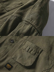 製品画像
"多ポケットカーゴジャケット、アメリカンヴィンテージとミリタリースタイルを融合したデザイン、100%コットンの生地で作られた厚みのあるジャケット、コーデュロイの襟と肘パッチが特徴的な個性的なデザイン"
詳細画像
"コーデュロイ襟と肘パッチが施された多ポケットカーゴジャケット、クラシックなミリタリースタイルにアメリカンヴィンテージデザインを取り入れ、大きな前ポケットで実用性も兼ね備えたディテール"