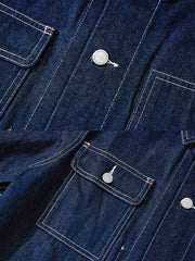 製品画像
デニム ストライプ ワークジャケット全体図。13.5ozの高密度デニム素材を使用し、ブルーとホワイトのストライプ柄が特徴のクラシックな鉄道作業着風デザイン。
詳細画像
真鍮ボタンのアクセント、多機能ポケットの実用的ディテール、補強ステッチと袖口調整機能が施された高耐久仕様。ヴィンテージ感漂う質感の特写。