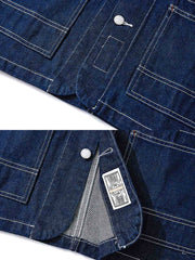 製品画像
デニム ストライプ ワークジャケット全体図。13.5ozの高密度デニム素材を使用し、ブルーとホワイトのストライプ柄が特徴のクラシックな鉄道作業着風デザイン。
詳細画像
真鍮ボタンのアクセント、多機能ポケットの実用的ディテール、補強ステッチと袖口調整機能が施された高耐久仕様。ヴィンテージ感漂う質感の特写。