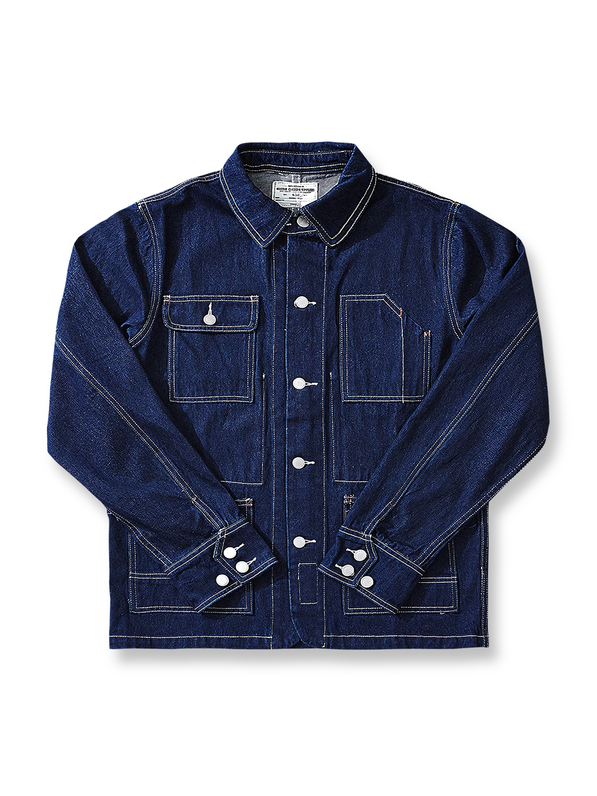 製品画像
デニム ストライプ ワークジャケット全体図。13.5ozの高密度デニム素材を使用し、ブルーとホワイトのストライプ柄が特徴のクラシックな鉄道作業着風デザイン。
詳細画像
真鍮ボタンのアクセント、多機能ポケットの実用的ディテール、補強ステッチと袖口調整機能が施された高耐久仕様。ヴィンテージ感漂う質感の特写。