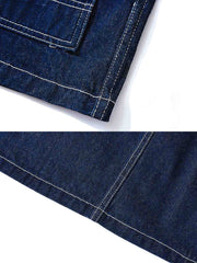 製品画像
デニム ストライプ ワークジャケット全体図。13.5ozの高密度デニム素材を使用し、ブルーとホワイトのストライプ柄が特徴のクラシックな鉄道作業着風デザイン。
詳細画像
真鍮ボタンのアクセント、多機能ポケットの実用的ディテール、補強ステッチと袖口調整機能が施された高耐久仕様。ヴィンテージ感漂う質感の特写。