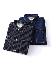 製品画像
デニム ストライプ ワークジャケット全体図。13.5ozの高密度デニム素材を使用し、ブルーとホワイトのストライプ柄が特徴のクラシックな鉄道作業着風デザイン。
詳細画像
真鍮ボタンのアクセント、多機能ポケットの実用的ディテール、補強ステッチと袖口調整機能が施された高耐久仕様。ヴィンテージ感漂う質感の特写。