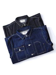 製品画像
デニム ストライプ ワークジャケット全体図。13.5ozの高密度デニム素材を使用し、ブルーとホワイトのストライプ柄が特徴のクラシックな鉄道作業着風デザイン。
詳細画像
真鍮ボタンのアクセント、多機能ポケットの実用的ディテール、補強ステッチと袖口調整機能が施された高耐久仕様。ヴィンテージ感漂う質感の特写。