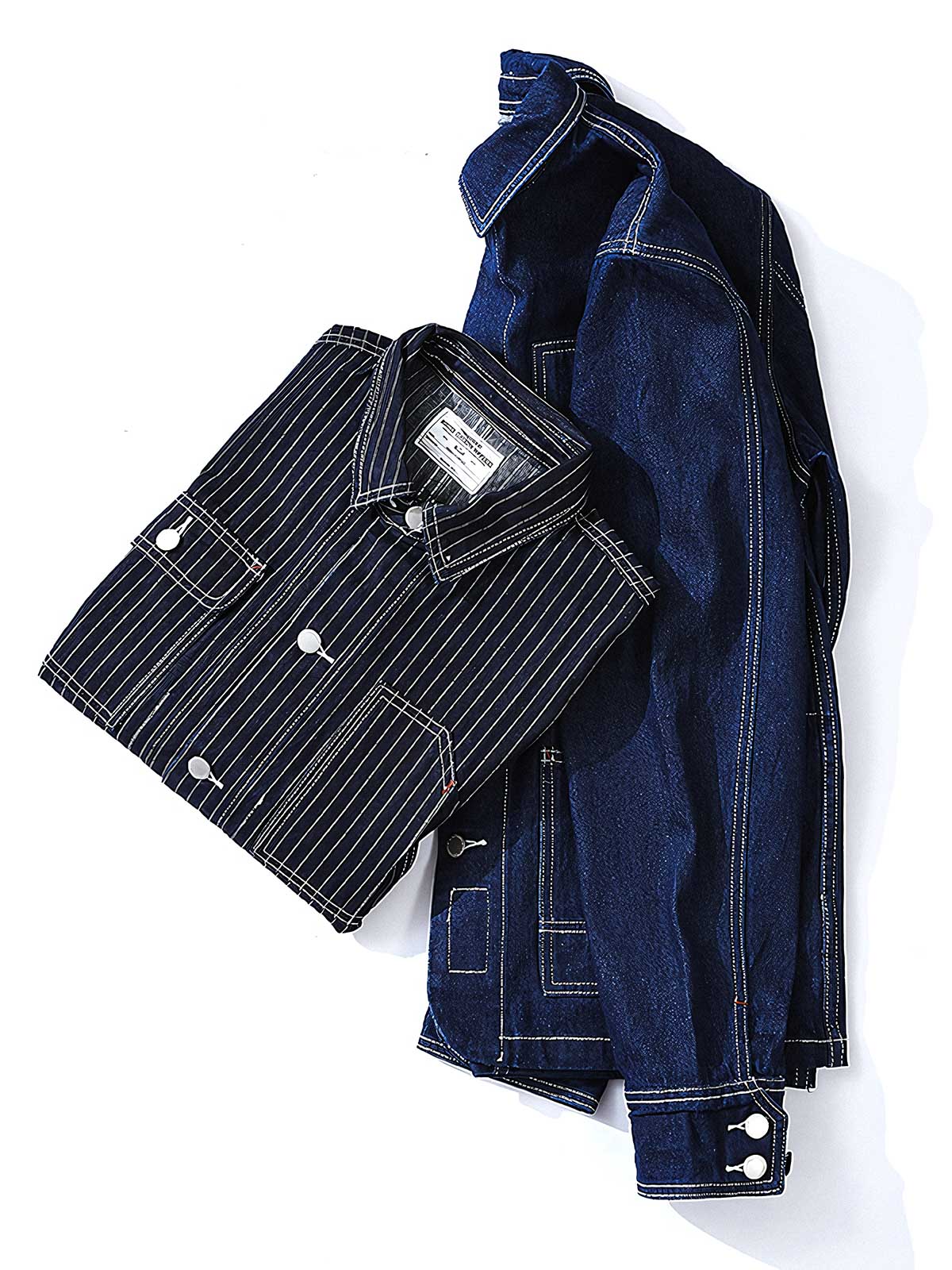 製品画像
デニム ストライプ ワークジャケット全体図。13.5ozの高密度デニム素材を使用し、ブルーとホワイトのストライプ柄が特徴のクラシックな鉄道作業着風デザイン。
詳細画像
真鍮ボタンのアクセント、多機能ポケットの実用的ディテール、補強ステッチと袖口調整機能が施された高耐久仕様。ヴィンテージ感漂う質感の特写。