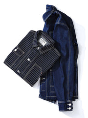 製品画像
デニム ストライプ ワークジャケット全体図。13.5ozの高密度デニム素材を使用し、ブルーとホワイトのストライプ柄が特徴のクラシックな鉄道作業着風デザイン。
詳細画像
真鍮ボタンのアクセント、多機能ポケットの実用的ディテール、補強ステッチと袖口調整機能が施された高耐久仕様。ヴィンテージ感漂う質感の特写。