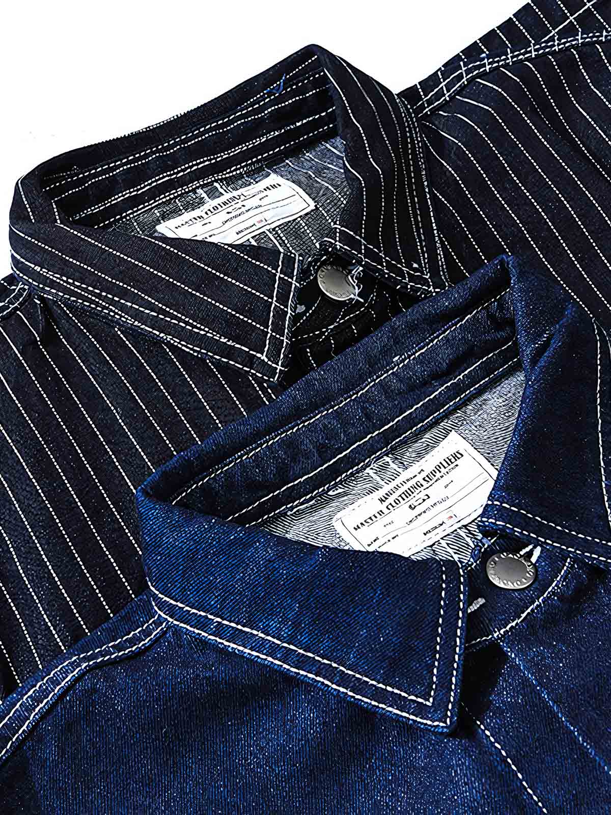 製品画像
デニム ストライプ ワークジャケット全体図。13.5ozの高密度デニム素材を使用し、ブルーとホワイトのストライプ柄が特徴のクラシックな鉄道作業着風デザイン。
詳細画像
真鍮ボタンのアクセント、多機能ポケットの実用的ディテール、補強ステッチと袖口調整機能が施された高耐久仕様。ヴィンテージ感漂う質感の特写。