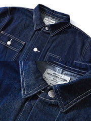 製品画像
デニム ストライプ ワークジャケット全体図。13.5ozの高密度デニム素材を使用し、ブルーとホワイトのストライプ柄が特徴のクラシックな鉄道作業着風デザイン。
詳細画像
真鍮ボタンのアクセント、多機能ポケットの実用的ディテール、補強ステッチと袖口調整機能が施された高耐久仕様。ヴィンテージ感漂う質感の特写。
