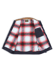 製品画像
「無地デニムとストライプデニムの2種類から選べるコーデュロイ襟付き多ポケットデニムジャケット全体像。クラシックなレトロデザインが特徴」
詳細画像
「コーデュロイ襟とウール混紡チェック柄裏地、金属パーツのブラス素材ディテールをクローズアップ。高い保温性とクラフトマンシップが光るデザイン」