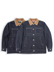 製品画像
「無地デニムとストライプデニムの2種類から選べるコーデュロイ襟付き多ポケットデニムジャケット全体像。クラシックなレトロデザインが特徴」
詳細画像
「コーデュロイ襟とウール混紡チェック柄裏地、金属パーツのブラス素材ディテールをクローズアップ。高い保温性とクラフトマンシップが光るデザイン」