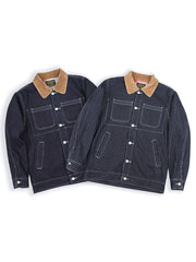 製品画像
「無地デニムとストライプデニムの2種類から選べるコーデュロイ襟付き多ポケットデニムジャケット全体像。クラシックなレトロデザインが特徴」
詳細画像
「コーデュロイ襟とウール混紡チェック柄裏地、金属パーツのブラス素材ディテールをクローズアップ。高い保温性とクラフトマンシップが光るデザイン」