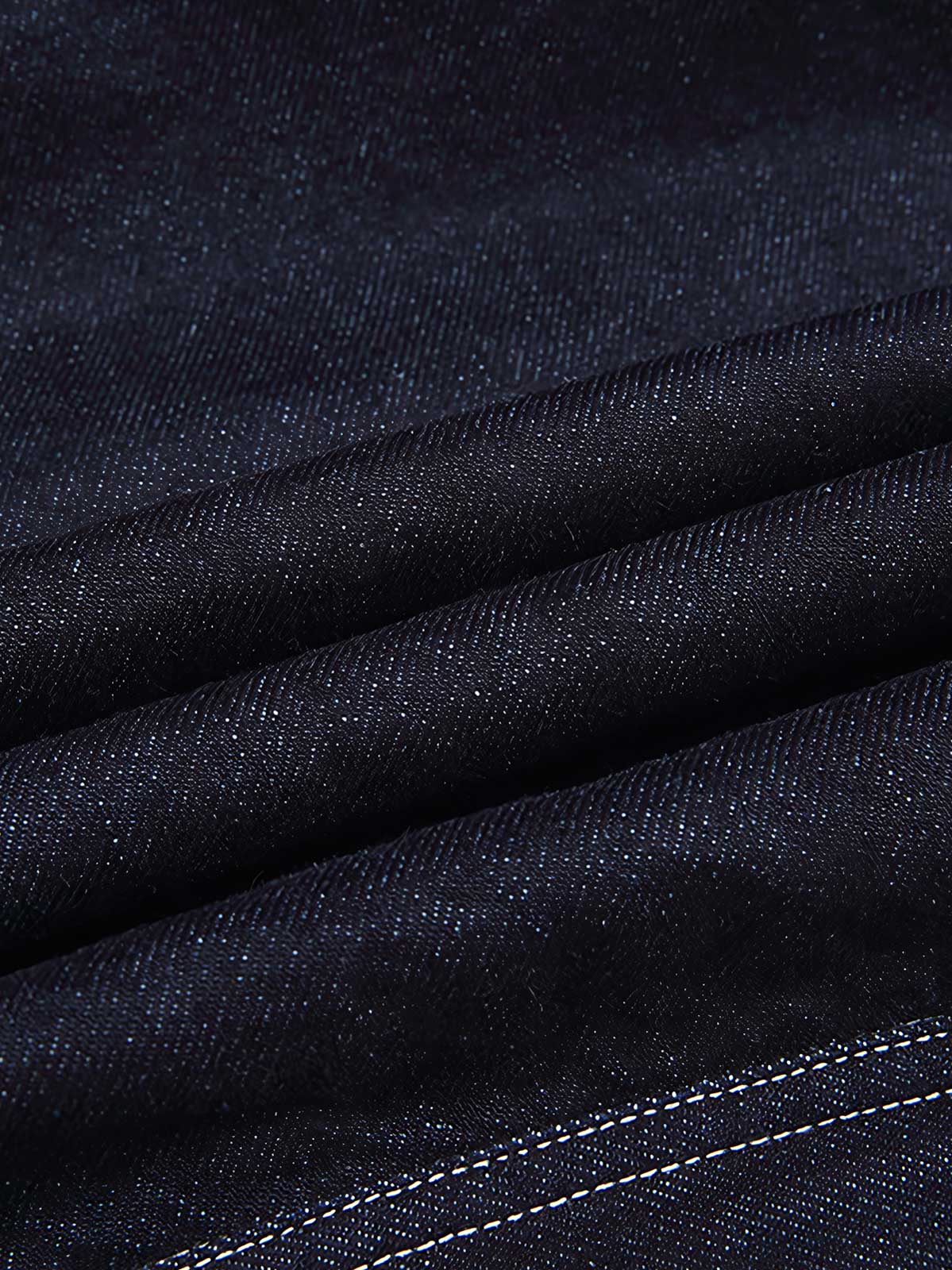 製品画像
「無地デニムとストライプデニムの2種類から選べるコーデュロイ襟付き多ポケットデニムジャケット全体像。クラシックなレトロデザインが特徴」
詳細画像
「コーデュロイ襟とウール混紡チェック柄裏地、金属パーツのブラス素材ディテールをクローズアップ。高い保温性とクラフトマンシップが光るデザイン」