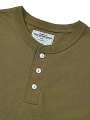 詳細画像: Tシャツのヘンリーネック3つのボタンとリブ袖口の詳細特写