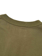 詳細画像: Tシャツのヘンリーネック3つのボタンとリブ袖口の詳細特写