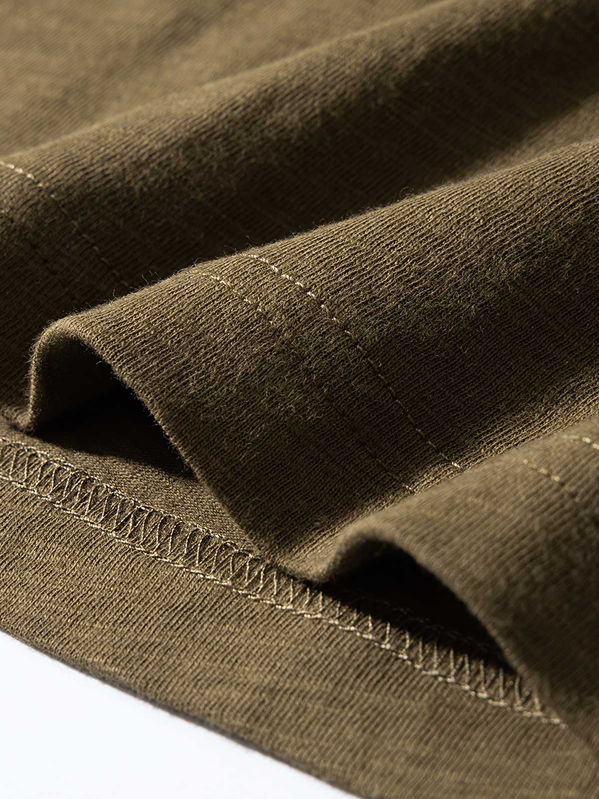 Tシャツのラグランスリーブ縫い目とスラブコットンのディテール特写