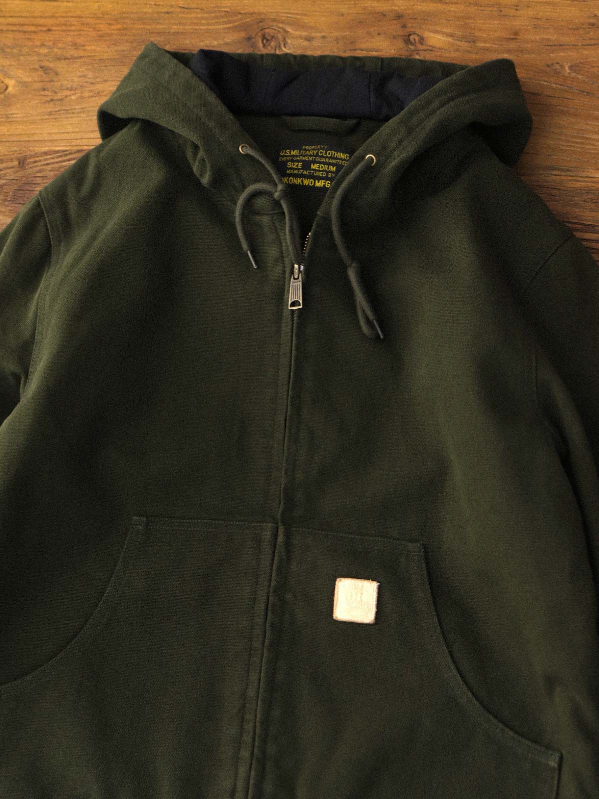 製品画像: J30ジャケットリバイバル版正面展示画像、高密度キャンバス生地とヴィンテージ感を強調。
詳細画像: 高密度16ozキャンバス生地とTALON真鍮ジッパー、左胸のレザータグディテール。