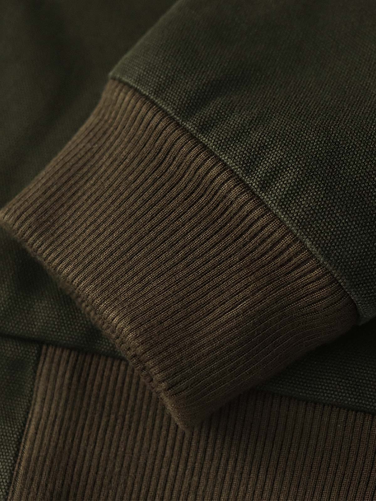 製品画像: J30ジャケットリバイバル版正面展示画像、高密度キャンバス生地とヴィンテージ感を強調。
詳細画像: 高密度16ozキャンバス生地とTALON真鍮ジッパー、左胸のレザータグディテール。