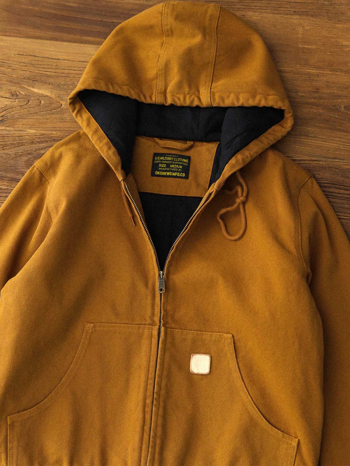 製品画像: J30ジャケットリバイバル版正面展示画像、高密度キャンバス生地とヴィンテージ感を強調。
詳細画像: 高密度16ozキャンバス生地とTALON真鍮ジッパー、左胸のレザータグディテール。