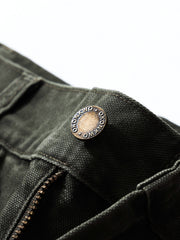 製品画像: 4色展開のWabashストライプロガーパンツ。クラシックなWabashストライプデザインと高耐久性の12oz帆布素材を使用し、アウトドアや作業シーンに最適な実用的でスタイリッシュなアイテム。
詳細画像: Wabashストライプの独特なドット柄と、膝部分の強化布ディテール。耐摩耗性に優れ、長時間の使用にも耐えるデザイン。