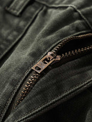 製品画像: 4色展開のWabashストライプロガーパンツ。クラシックなWabashストライプデザインと高耐久性の12oz帆布素材を使用し、アウトドアや作業シーンに最適な実用的でスタイリッシュなアイテム。
詳細画像: Wabashストライプの独特なドット柄と、膝部分の強化布ディテール。耐摩耗性に優れ、長時間の使用にも耐えるデザイン。