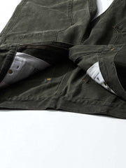 製品画像: 4色展開のWabashストライプロガーパンツ。クラシックなWabashストライプデザインと高耐久性の12oz帆布素材を使用し、アウトドアや作業シーンに最適な実用的でスタイリッシュなアイテム。
詳細画像: Wabashストライプの独特なドット柄と、膝部分の強化布ディテール。耐摩耗性に優れ、長時間の使用にも耐えるデザイン。