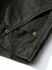 製品画像: 4色展開のWabashストライプロガーパンツ。クラシックなWabashストライプデザインと高耐久性の12oz帆布素材を使用し、アウトドアや作業シーンに最適な実用的でスタイリッシュなアイテム。
詳細画像: Wabashストライプの独特なドット柄と、膝部分の強化布ディテール。耐摩耗性に優れ、長時間の使用にも耐えるデザイン。