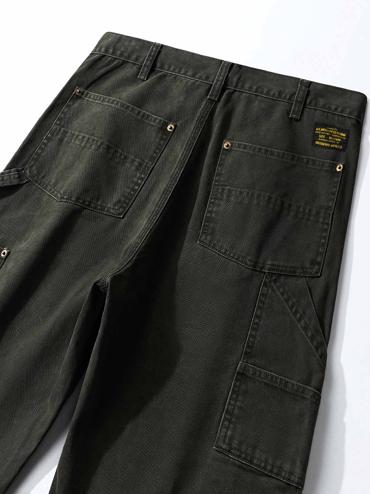 製品画像: 4色展開のWabashストライプロガーパンツ。クラシックなWabashストライプデザインと高耐久性の12oz帆布素材を使用し、アウトドアや作業シーンに最適な実用的でスタイリッシュなアイテム。
詳細画像: Wabashストライプの独特なドット柄と、膝部分の強化布ディテール。耐摩耗性に優れ、長時間の使用にも耐えるデザイン。