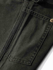 製品画像: 4色展開のWabashストライプロガーパンツ。クラシックなWabashストライプデザインと高耐久性の12oz帆布素材を使用し、アウトドアや作業シーンに最適な実用的でスタイリッシュなアイテム。
詳細画像: Wabashストライプの独特なドット柄と、膝部分の強化布ディテール。耐摩耗性に優れ、長時間の使用にも耐えるデザイン。