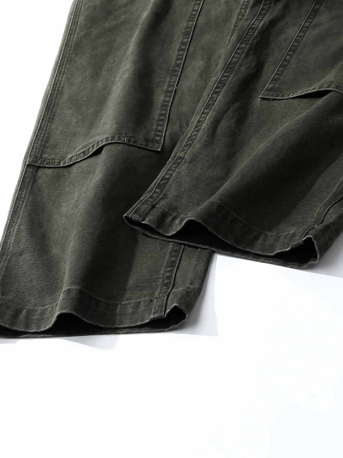 製品画像: 4色展開のWabashストライプロガーパンツ。クラシックなWabashストライプデザインと高耐久性の12oz帆布素材を使用し、アウトドアや作業シーンに最適な実用的でスタイリッシュなアイテム。
詳細画像: Wabashストライプの独特なドット柄と、膝部分の強化布ディテール。耐摩耗性に優れ、長時間の使用にも耐えるデザイン。