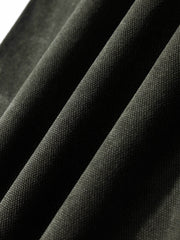 製品画像: 4色展開のWabashストライプロガーパンツ。クラシックなWabashストライプデザインと高耐久性の12oz帆布素材を使用し、アウトドアや作業シーンに最適な実用的でスタイリッシュなアイテム。
詳細画像: Wabashストライプの独特なドット柄と、膝部分の強化布ディテール。耐摩耗性に優れ、長時間の使用にも耐えるデザイン。