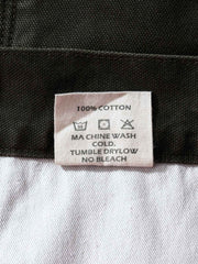 製品画像: 4色展開のWabashストライプロガーパンツ。クラシックなWabashストライプデザインと高耐久性の12oz帆布素材を使用し、アウトドアや作業シーンに最適な実用的でスタイリッシュなアイテム。
詳細画像: Wabashストライプの独特なドット柄と、膝部分の強化布ディテール。耐摩耗性に優れ、長時間の使用にも耐えるデザイン。