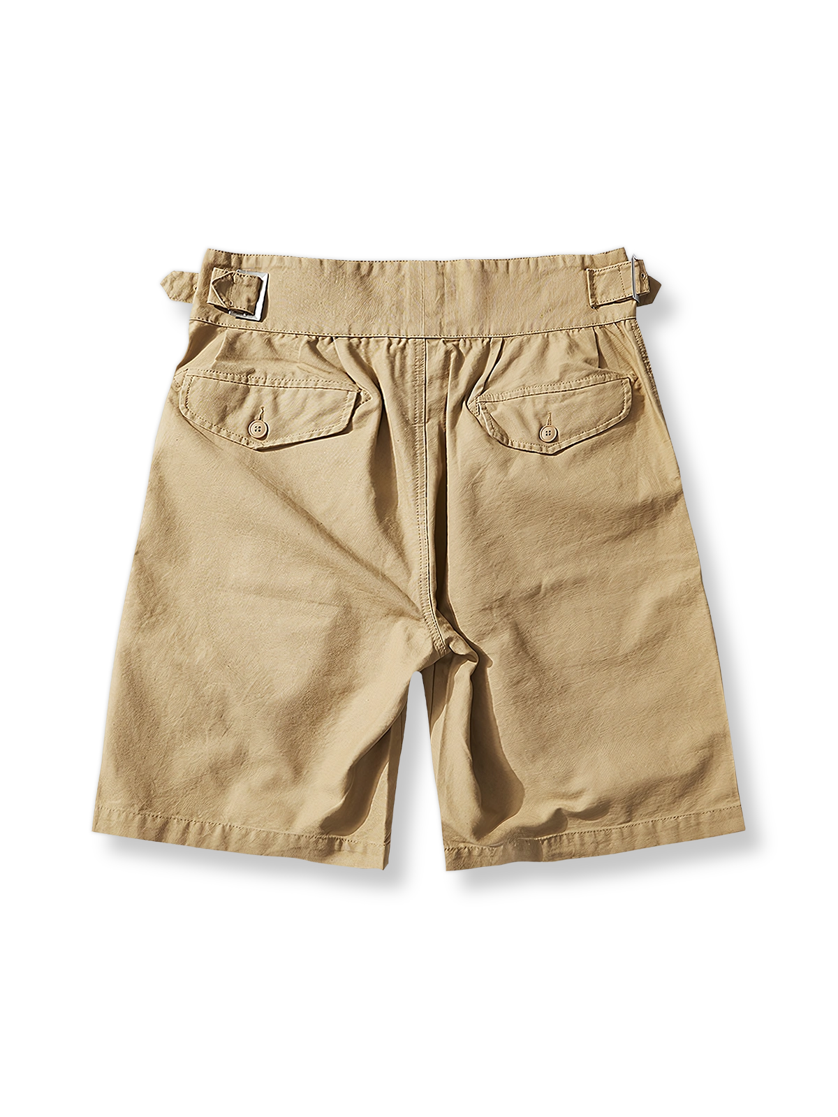 英軍グルカのルーズフィット・ショートパンツの前面ビューを展示し、内蔵ベルトと調節ストラップのディテールを強調