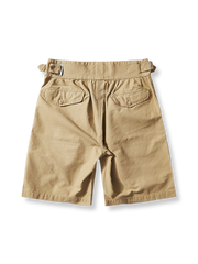 英軍グルカのルーズフィット・ショートパンツの前面ビューを展示し、内蔵ベルトと調節ストラップのディテールを強調