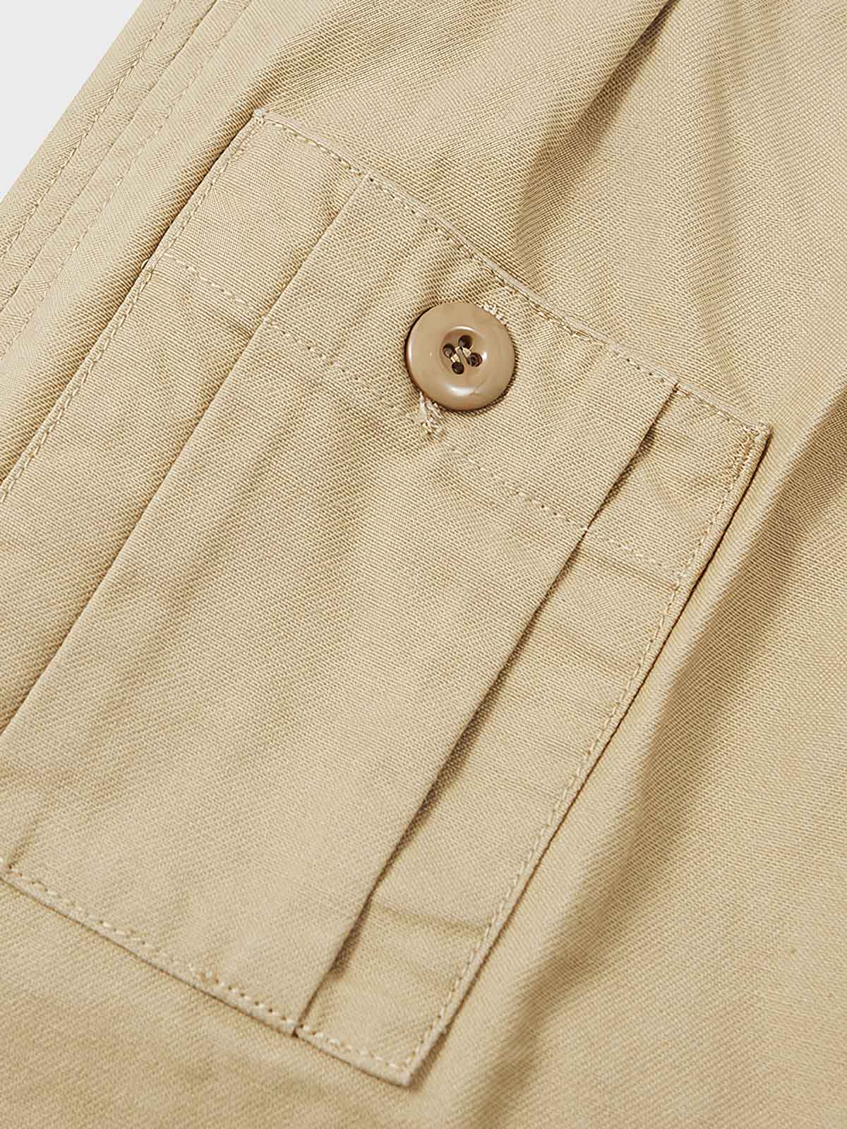 パンツの調整ストラップとポケットのディテールをクローズアップで表示し、その機能性と耐久性のある素材を強調。