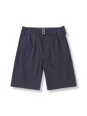 英軍グルカダブルアジャストストラップのゆったりとしたショートパンツの全体像を展示し、特に調整ストラップと複数のポケットデザインを強調。